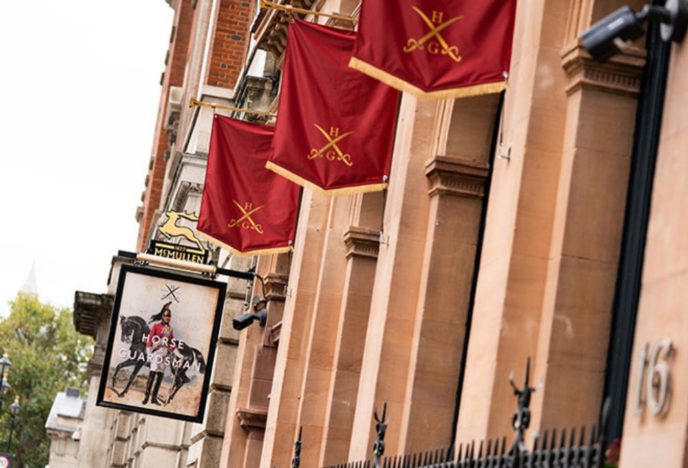 Horse and Guardsman Whitehall - outside flags